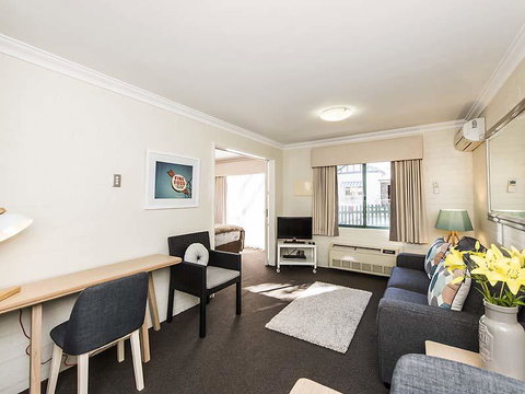Subiaco Village 28 - Kalgoorlie Accommodation 6