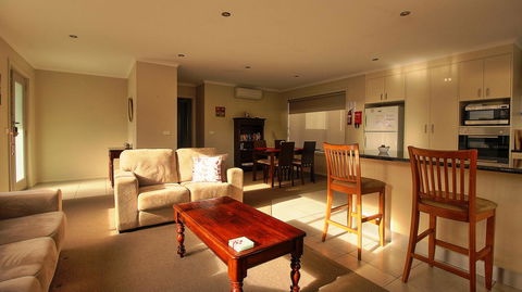 Hobart Villa - Kalgoorlie Accommodation 0