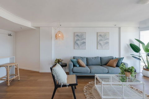 NEW Beautiful 1 Bedroom Beach Views Broadbeach - Kalgoorlie Accommodation 1