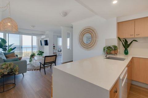 NEW Beautiful 1 Bedroom Beach Views Broadbeach - Kalgoorlie Accommodation 2