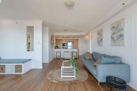 NEW Beautiful 2 Bed Ocean Views In Broadbeach - Kalgoorlie Accommodation 3