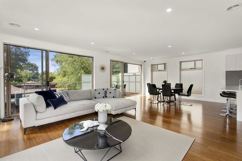 NEW Inner Melb Luxury Modern Grand Holiday House - Great Location, Wifi, Parking - Kalgoorlie Accommodation 1