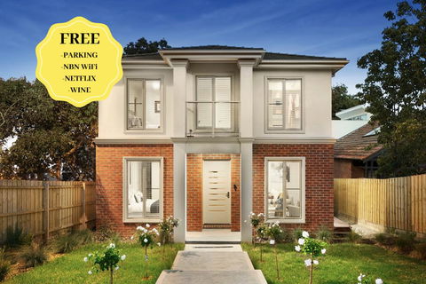 NEW Inner Melb Luxury Modern Grand Holiday House - Great Location, Wifi, Parking - Kalgoorlie Accommodation 0