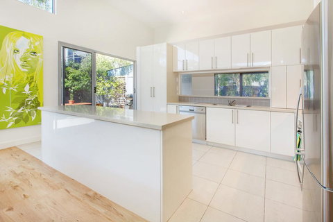 PALM COURT RETREAT - MORNINGTON - Kalgoorlie Accommodation 3