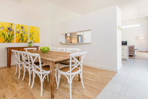 PALM COURT RETREAT - MORNINGTON - Kalgoorlie Accommodation 1