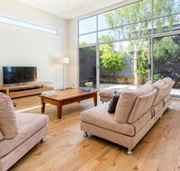 PALM COURT RETREAT - MORNINGTON - Kalgoorlie Accommodation