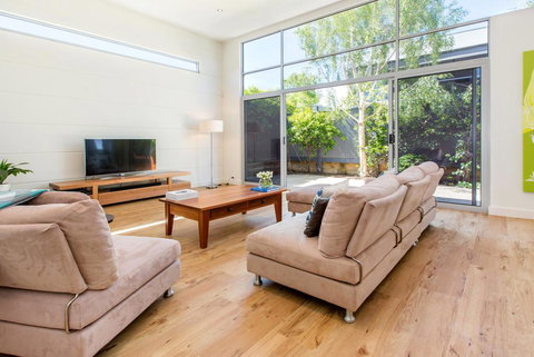 PALM COURT RETREAT - MORNINGTON - Kalgoorlie Accommodation 0