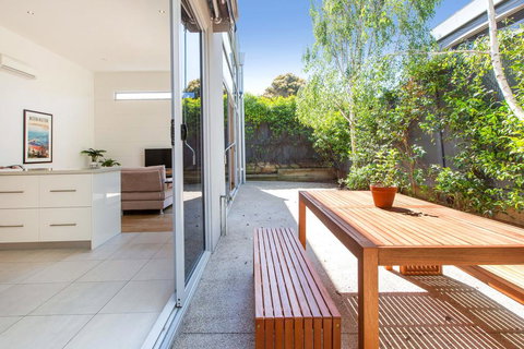 PALM COURT RETREAT - MORNINGTON - Kalgoorlie Accommodation 2