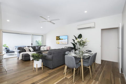 Park Avenue Terrace House Sleeps 9 - Kalgoorlie Accommodation 1