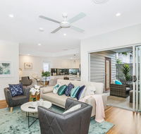 Park Avenue Townhouse Retreat Brisbane Sleeps 10 - Kalgoorlie Accommodation