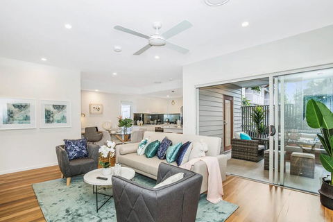 Park Avenue Townhouse Retreat Brisbane Sleeps 10 - Kalgoorlie Accommodation 0