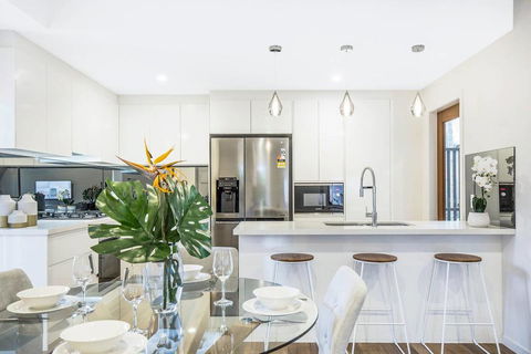 Park Avenue Townhouse Retreat Brisbane Sleeps 10 - Kalgoorlie Accommodation 1