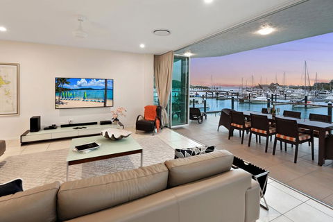 Pavillion 3 Absolute Waterfront 4 Bedroom 2 Lounge Room Plunge Pool + Golf Buggy - Kalgoorlie Accommodation 3