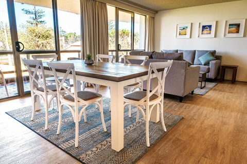 PERFECTLY POSITIONED BEACHFRONT APARTMENT-GREAT LOCATION WITH OCEAN VIEWS - Kalgoorlie Accommodation 2