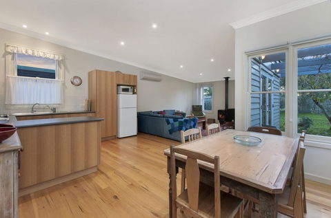 Plovers Rest - Central 3 Bedroom Cottage With Small Orchard - Kalgoorlie Accommodation 1