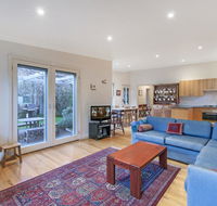 Plovers Rest - central 3 bedroom cottage with small orchard