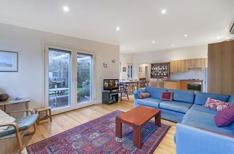 Plovers Rest - Central 3 Bedroom Cottage With Small Orchard - Kalgoorlie Accommodation 0