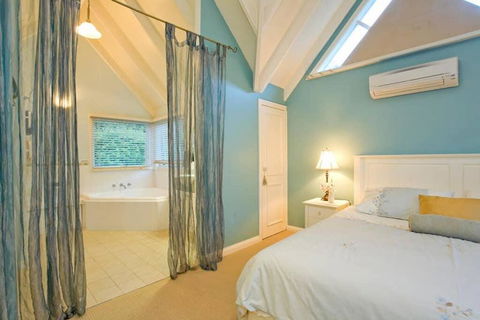 PLUM TREE COTTAGE - Spa Cottage With Woodfire - Kalgoorlie Accommodation 2