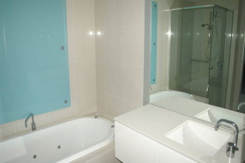 Q1 1 Bedroom Apartment On 30th Floor - Kalgoorlie Accommodation 2