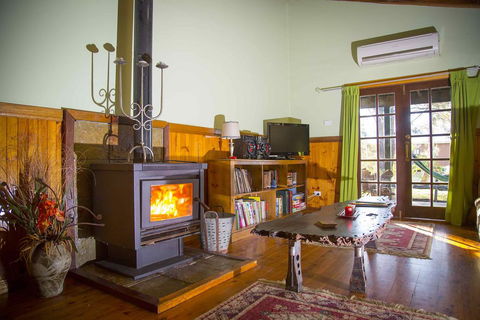 Red Tractor Retreat - Kalgoorlie Accommodation 3