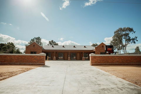 Red Waratah Accommodation - Kalgoorlie Accommodation 0