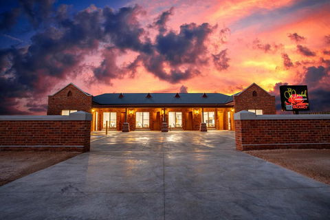 Red Waratah Accommodation - Kalgoorlie Accommodation 1