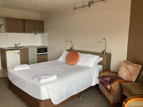 RENTAL: All $ Inclusive, Tidy Renovated Studio Apartment On The Strand, Pool,  - Kalgoorlie Accommodation 3