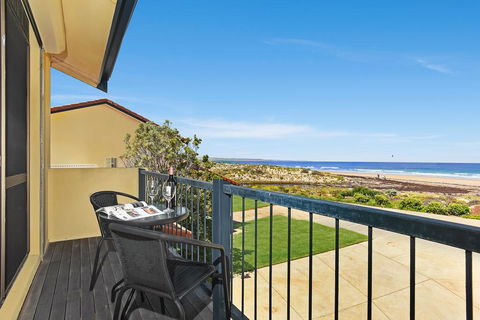 Right On The Beach @ Moana - Kalgoorlie Accommodation 2