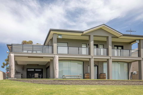 River Devine - Kalgoorlie Accommodation 0