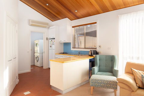 SAILS TWO - INVERLOCH - Kalgoorlie Accommodation 3
