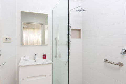 SAILS TWO - INVERLOCH - Kalgoorlie Accommodation 2