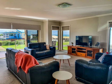 SEAL HAVEN - Centrally Located, Modern Home - Kalgoorlie Accommodation 1