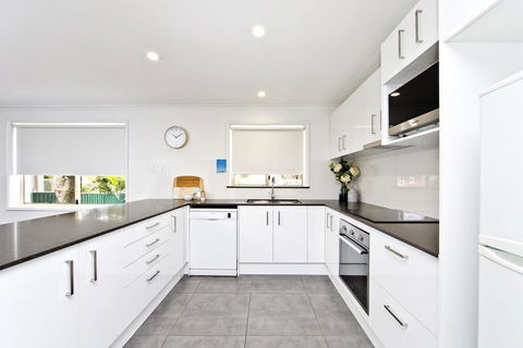 Shells On The Shore Holiday Accomm - Dolphins - Kalgoorlie Accommodation 2