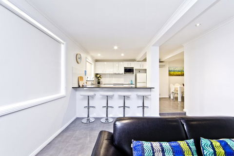 Shells On The Shore Holiday Accomm - Dolphins - Kalgoorlie Accommodation 3