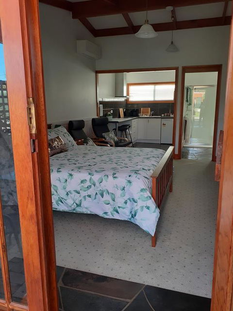 Sleepy Hollow Hideout (Hidout 2) - Kalgoorlie Accommodation 3