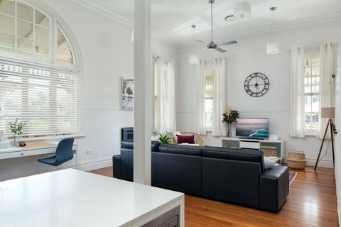 Spacious 2-bed, 2-bath Home With Parking And Balcony - Kalgoorlie Accommodation 0