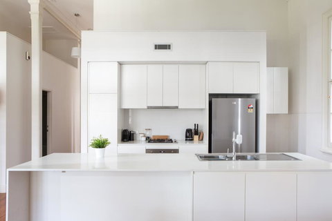 Spacious 2-bed, 2-bath Home With Parking And Balcony - Kalgoorlie Accommodation 3