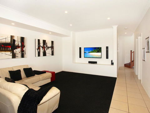 St Lucia 11 - 4 BDRM Canal Home With Pool - Kalgoorlie Accommodation 2