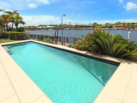 St Lucia 11 - 4 BDRM Canal Home With Pool - Kalgoorlie Accommodation 1
