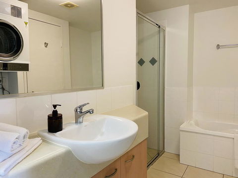 Steps From Mudjimba Beach 3 BR Apt Sunshine Coast With WIFI,Pool,Parking - Kalgoorlie Accommodation 2