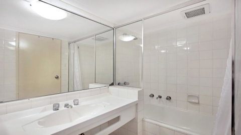 Studio With Balcony At College St - Kalgoorlie Accommodation 3