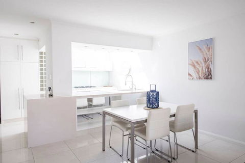 Stylish Executive Apartment With Balcony - Kalgoorlie Accommodation 2