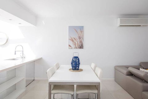 Stylish Executive Apartment With Balcony - Kalgoorlie Accommodation 3