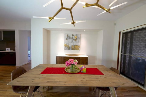 Stylish Luxe House For Big Group Near Shopping Center - Kalgoorlie Accommodation 2