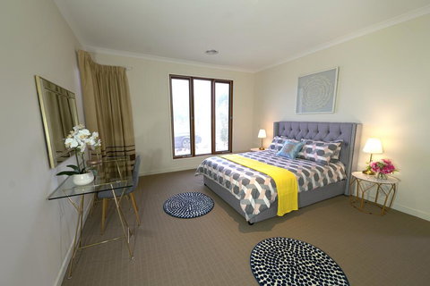 Stylish Luxe House For Big Group Near Shopping Center - Kalgoorlie Accommodation 1