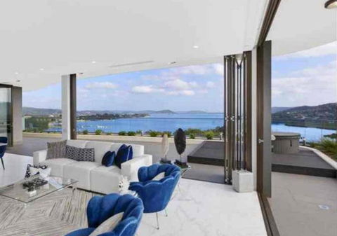 Stylish Penthouse With Views & Jacuzzi - Kalgoorlie Accommodation 1