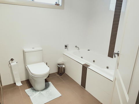 Stylish Private Bathroom-Luxurious Modern Big Home - Kalgoorlie Accommodation 2