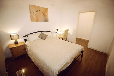 Sunny House - Melbourne Airport Home - Kalgoorlie Accommodation 0