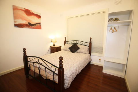 Sunny House - Melbourne Airport Home - Kalgoorlie Accommodation 2