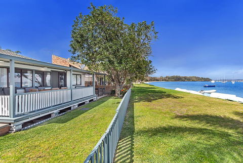Sunset Beach House - Soldiers Point Sleeps 9 - Kalgoorlie Accommodation 1